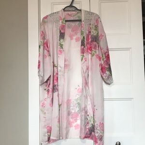 La vie en rose floral and lace robe